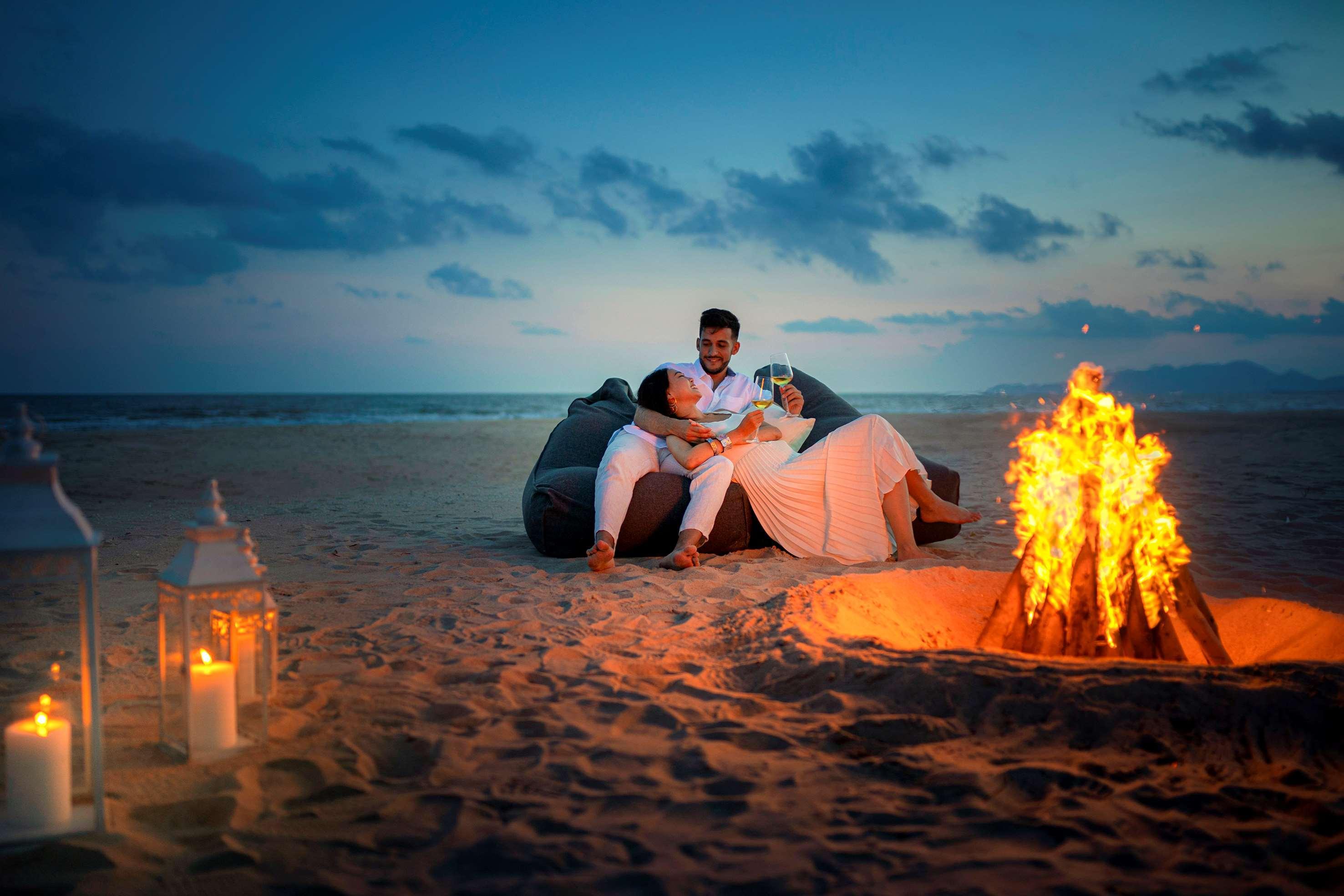 胡深海滩美丽亚度假村 后川 外观 照片 A couple at the beach at the resort