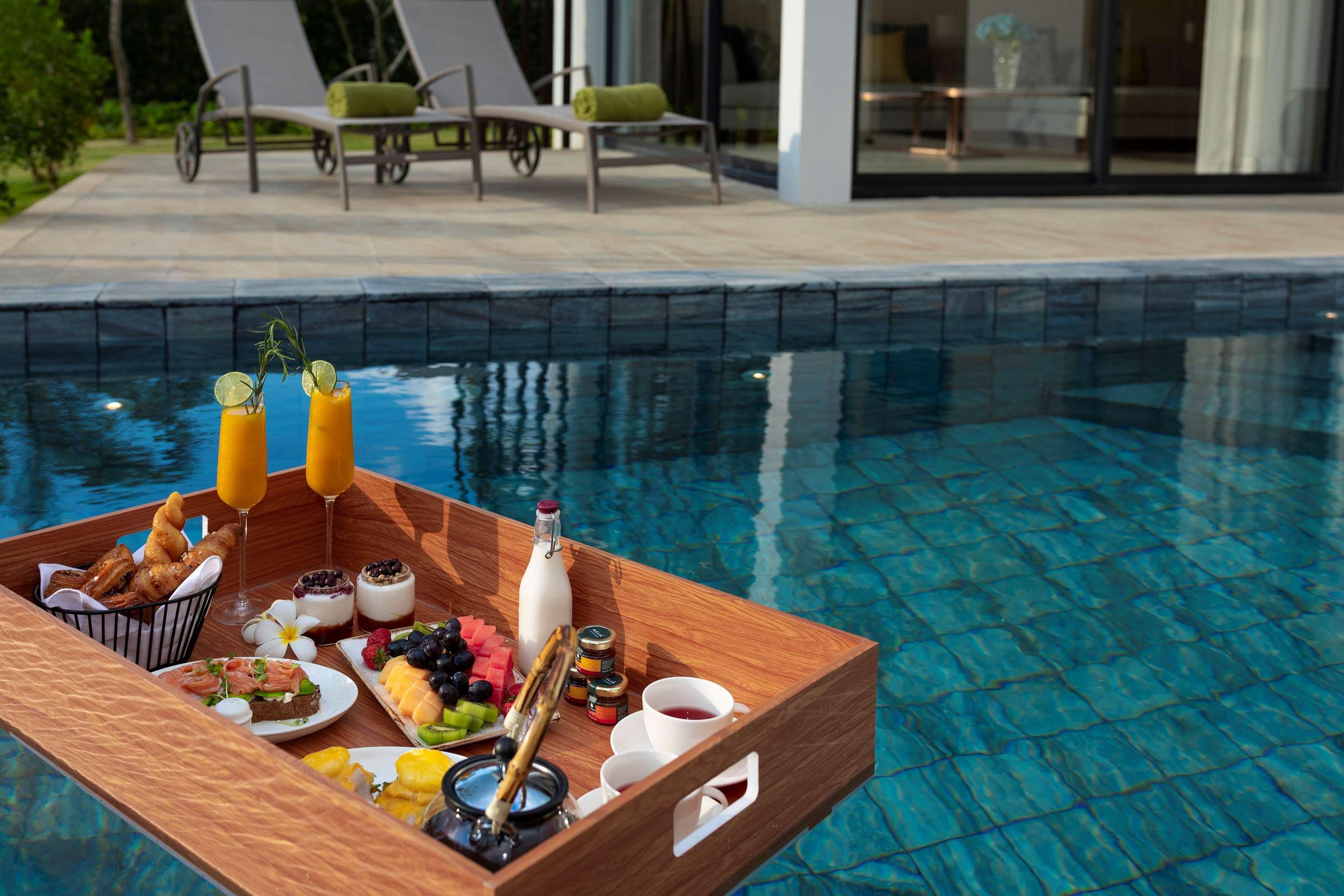 胡深海滩美丽亚度假村 后川 外观 照片 Floating breakfast at a resort in Phuket, Thailand